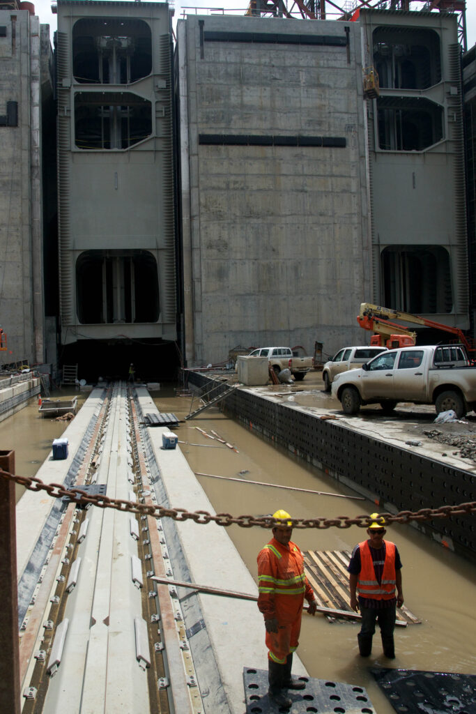 Canal de Panamá Compuertas de las nuevas esclusas