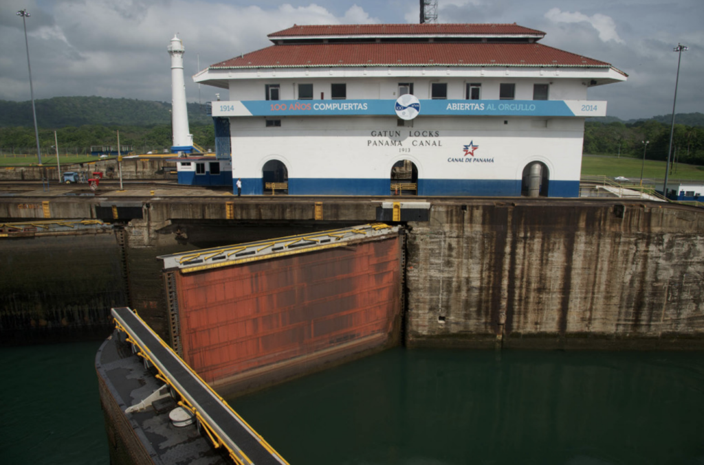 Canal de Panamá Control de las esclusas