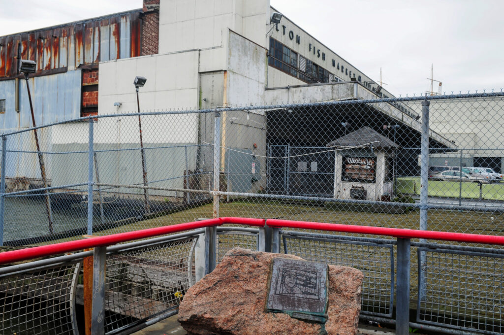 Mercado de Fulton poco antes de su desaparición. En primer término, placa popular en memoria de Terry Driscoll, capitán y piloto de Nueva York, gran defensor del frente marítimo del entorno del mercado de Fulton (JAL, 2010)